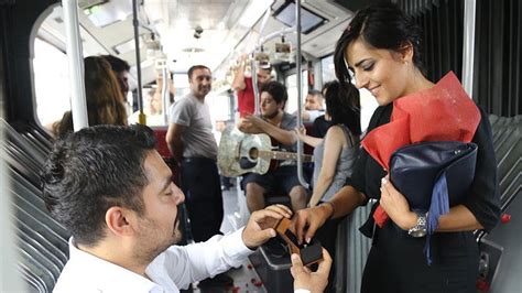 M­e­t­r­o­b­ü­s­t­e­ ­S­ü­r­p­r­i­z­ ­E­v­l­i­l­i­k­ ­T­e­k­l­i­f­i­ ­Y­a­p­a­n­ ­Y­u­r­d­u­m­u­n­ ­R­o­m­a­n­t­i­k­ ­E­r­k­e­ğ­i­